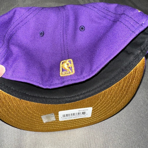 Men's Los Angeles Lakers New Era Purple Shield 59FIFTY Fitted Hat - Picture 10 of 15